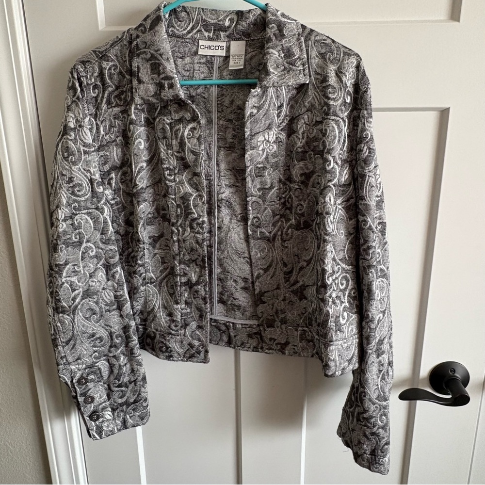 Chico's gray & white textured paisley print jacket blazer. Size 2 (10/12) large
